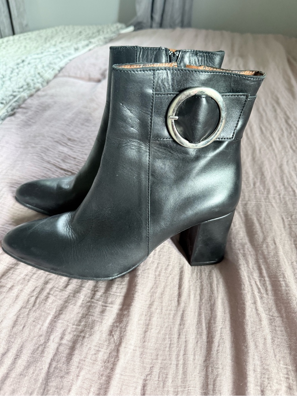 Stylish Black Leather Block Heel Ankle Boots with Silver Ring Accent